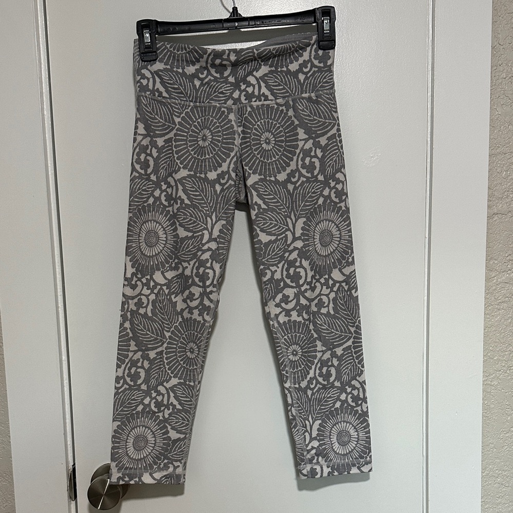 Lululemon Athletica Gray Floral Cropped Leggings